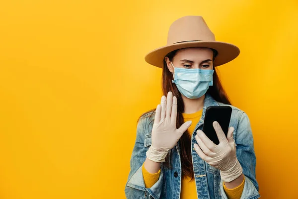의료용 마스크 장갑을 스마트폰을 사용하고 친구들 채팅을 소식이 이메일을 서핑을 — 스톡 사진