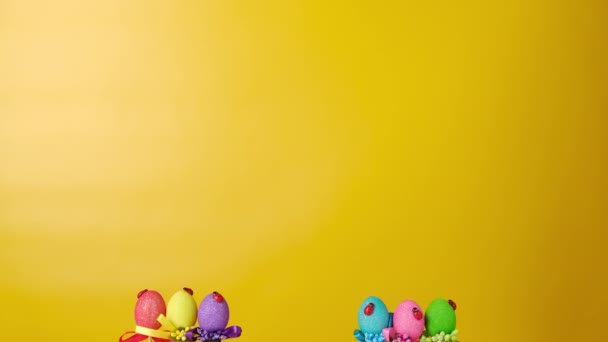 Приваблива Щаслива Жінка Сидить Столом Біля Кольорових Великодніх Яєць Носить — стокове відео