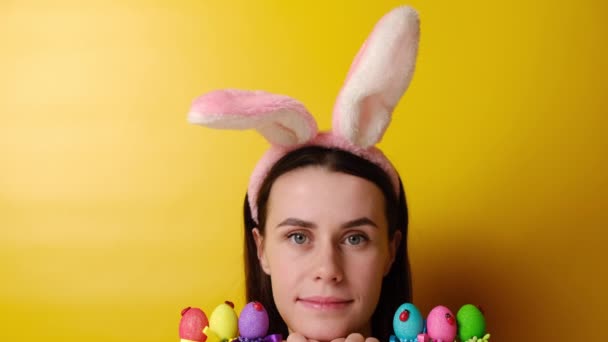 Primer Plano Mujer Sonrisa Bonita Sienta Escritorio Cerca Huevos Pascua — Vídeos de Stock
