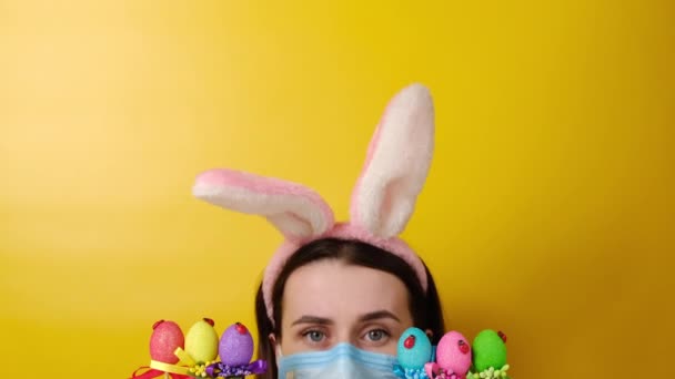 Virüs Maskeli Hoşnutsuz Genç Bir Kadın Tüylü Kulaklar Takıyor Paskalyayı — Stok video
