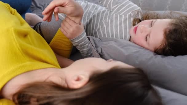 행복하고 스러운 어머니와 귀여운 손가락으로 침대에 얼굴을 맞대고 — 비디오