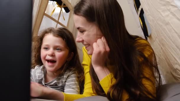 Gelukkige Jonge Mama Die Kleine Dochter Leert Laptop Gebruiken Samen — Stockvideo