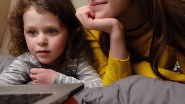 Крупним Планом Молода Мама Маленька Дочка Використовують Ноутбук Дивлячись Екран — стокове відео