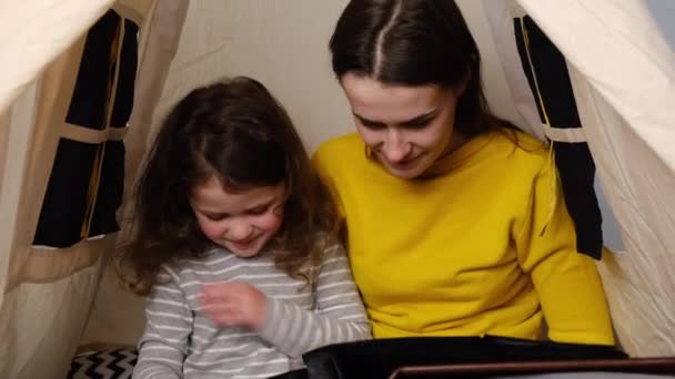 Frontansicht Fröhliche Junge Mutter Und Niedliche Tochter Zelt Hause Sitzen — Stockvideo