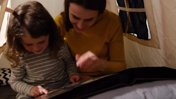 Primer Plano Madre Amorosa Feliz Adorable Hija Pequeña Sentada Tienda — Vídeos de Stock