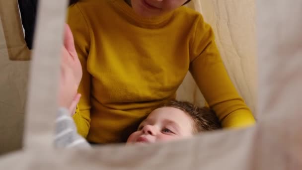 Primer Plano Una Madre Feliz Una Pequeña Hija Linda Feliz — Vídeos de Stock