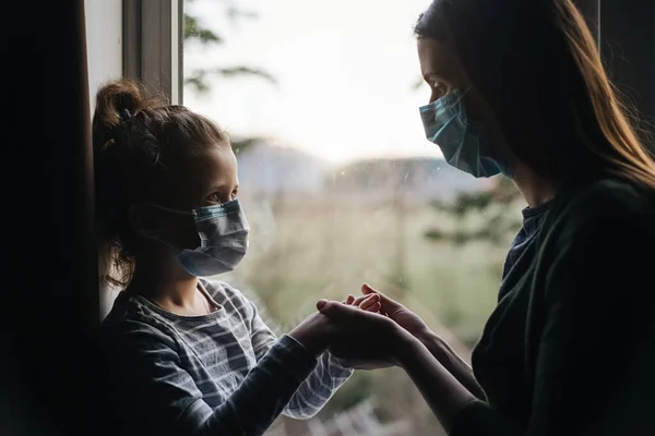 Gros Plan Mère Petite Fille Caucasiennes Portant Masque Protection Assis — Photo