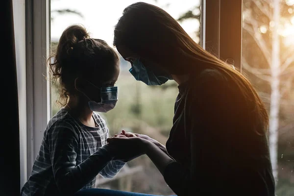 Mencintai Ibu Memeluk Putri Kecil Yang Marah Dengan Topeng Virus — Stok Foto