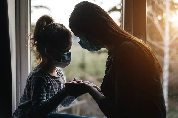 Mère Aimante Embrassant Petite Fille Bouleversée Avec Masque Virus Jeune — Photo