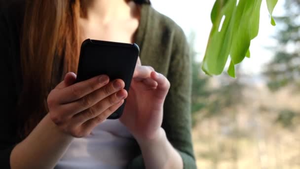 Закройте Обзор Женщины Держащей Телефон Руках Отправляя Смс Используя Мобильные — стоковое видео