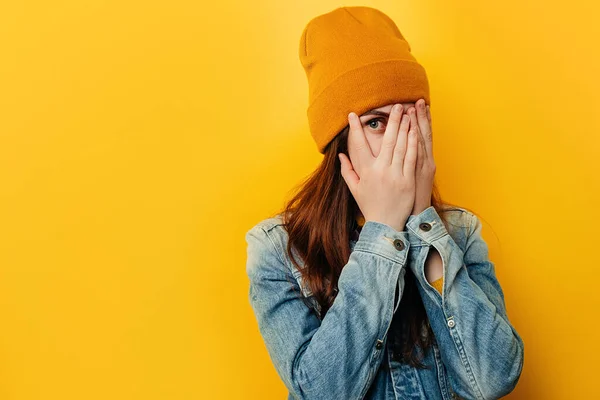 Shocked Frightened Young Woman Peeks Fingers Stares Widely Opened Eyes — Stock Photo, Image