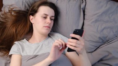 Şok olmuş genç bir kadın sabahları yatakta yatarken dehşet verici haberler okuyor. Şok edici bir şekilde açığa çıkan akıllı telefon cihazına bakıyor. Arkadaşına kısa mesajlar gönderiyor..