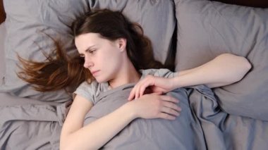 Üzgün, düşünceli, kendine güveni olmayan, elleriyle yüzünü kapatan, migren ya da depresyondan muzdarip kederli bir kadın..