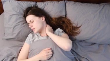 Yakından bakıldığında, sabahları yatakta yatan genç bir kadın, her gece boynundaki ağrıyı hisseder. Uyurken aniden ağrılı ve kaskatı bir şekilde uyanır. Fibromiyalji kavramı