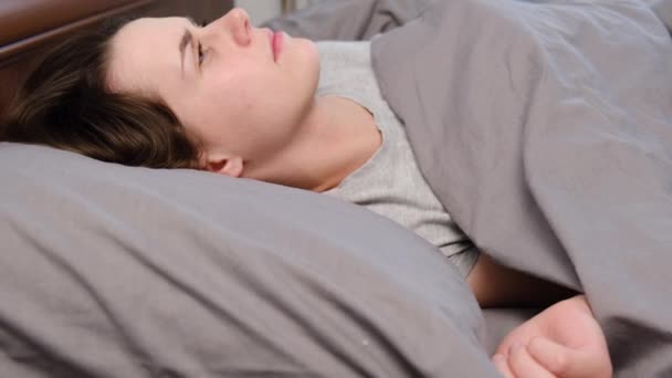 Triste Deprimida Jovem Deitada Cama Cobrindo Cabeça Com Travesseiro Sente — Vídeo de Stock