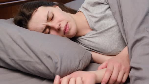 Κοντινό Πλάνο Της Κουρασμένης Άρρωστης Νεαρής Γυναίκας Ξαπλωμένης Στο Κρεβάτι — Αρχείο Βίντεο