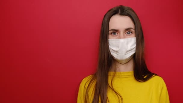 Aantrekkelijke Jonge Vrouw Handschoenen Draagt Masker Zichzelf Beschermen Tegen Het — Stockvideo