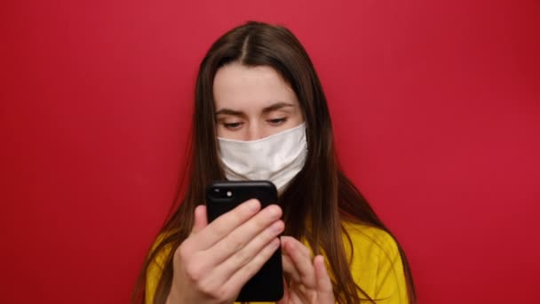 Mujer Joven Chats Mascarilla Médica Línea Con Amigos Comprueba Notificación — Vídeo de stock