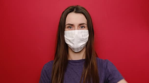 Δυσάρεστη Νεαρή Γυναίκα Ιατρική Αποστειρωμένη Μάσκα Προσώπου Δείχνει Χειρονομία Τάιμ — Αρχείο Βίντεο
