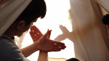 Oyuncu, tanınmayan kız eğlensin. Genç baba eğlensin. Hafta sonunu evde geçirsin, baba da gölgeler kukla tiyatrosunu izlesin. Kişisel izolasyon, sosyal mesafe. Seçici odak