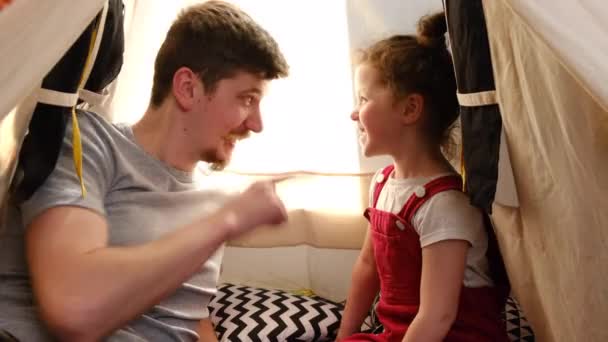 Sevimli Komik Kız Gülerek Genç Babaya Bakıyor Mutlu Babayla Eğleniyor — Stok video