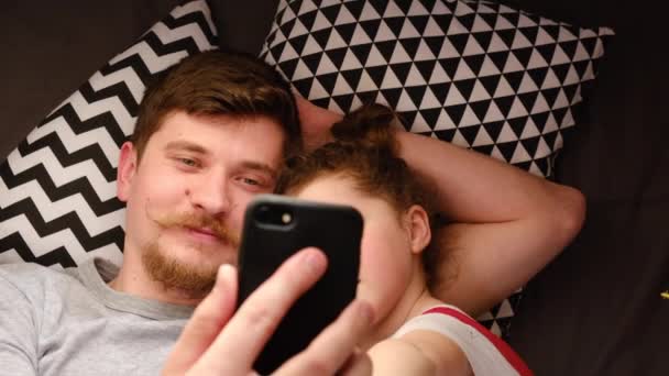 Glad Kärleksfull Pappa Och Liten Dotter Använder Smartphone Sitter Tält — Stockvideo