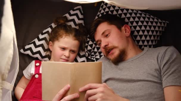 Linda Hija Linda Escuchando Papá Leyendo Cuento Hadas Acostado Tienda — Vídeos de Stock