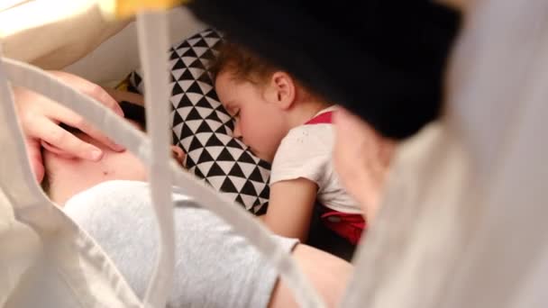 一个快乐慈爱的年轻父亲和可爱的小女儿在一起玩耍 面对面地躺在帐篷里 在孩子的房间里享受积极的闲暇时光 家庭休闲活动概念 — 图库视频影像