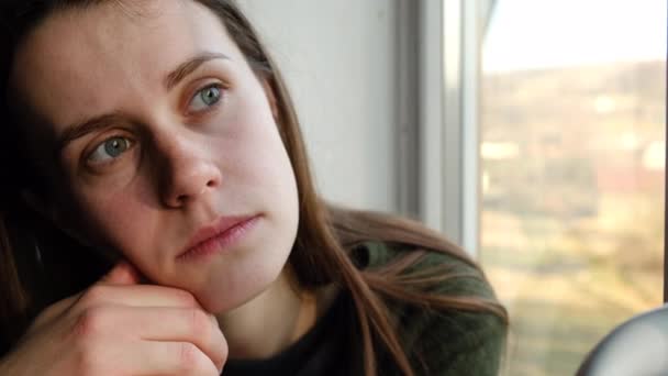 Κουρασμένη Νεαρή Γυναίκα Που Κάθεται Στο Περβάζι Του Παραθύρου Στο — Αρχείο Βίντεο
