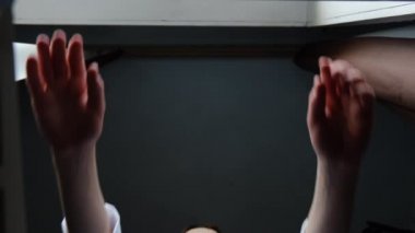 Tıbbi steril yüz maskesi takan depresyonlu bir kadının düşük açılı görüntüsü stresi hisseder, ellerini pencere pervazına koyar, hayal kırıklığına uğramış kız pandemik koronavirüsten muzdarip olur. Kişisel tecrit, ev karantinası.