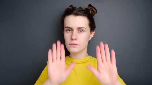 Allvarligt Utseende Missnöjd Kvinna Gör Stopp Symbol Visar Begränsning Vägran — Stockvideo