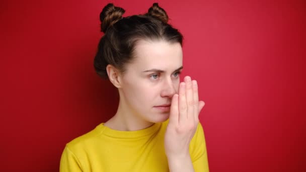 Ongelukkige Jonge Vrouw Die Haar Adem Met Hand Controleert Iets — Stockvideo