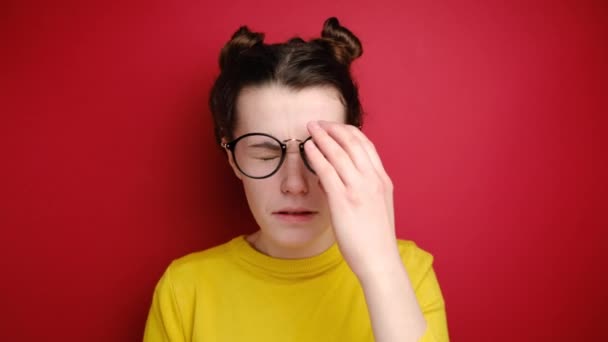 Müde Von Der Brille Massiert Junge Frau Nasenrücken Fühlt Augenüberlastung — Stockvideo