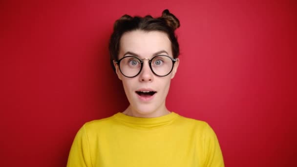 Radostně Dobře Vypadající Mladá Žena Brýlích Ukazuje Rukou Sebe Nemůžu — Stock video