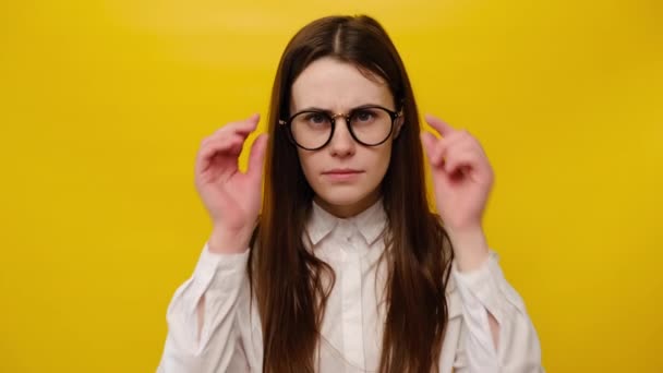 Jeune Femme Choquée Garde Les Mains Sur Bord Lunettes Regarde — Video