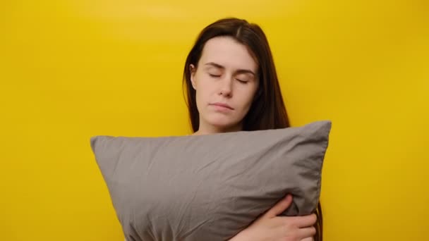 Triste Jeune Femme Déprimée Tient Oreiller Gris Souffre Insomnie Des — Video