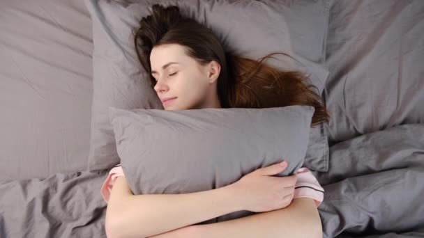 Top Widok Zadowolony Wesoły Brunetka Kobieta Obejmuje Poduszkę Łóżku Pozytywny — Wideo stockowe