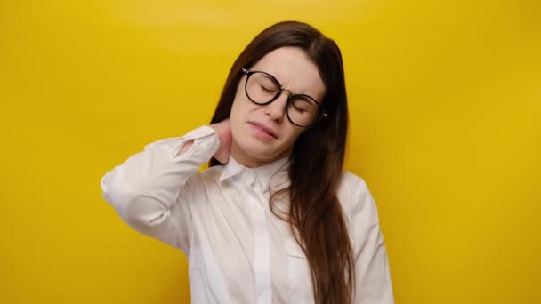 Mujer Cansada Anteojos Sintiendo Dolor Cuello Rígido Concepto Roce Masaje — Vídeos de Stock