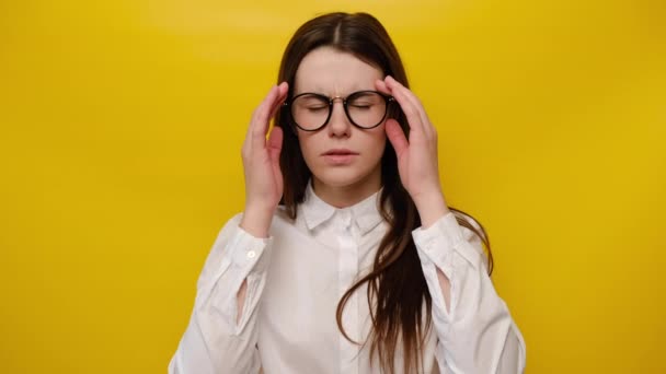 Mulher Triste Infeliz Óculos Cansados Massagear Tocando Templos Menina Exausta — Vídeo de Stock