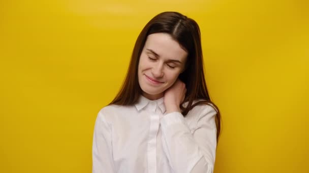 Retrato Mujer Tierna Buen Aspecto Mantiene Mano Cuello Sonríe Suavemente — Vídeos de Stock