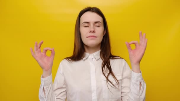 Jovem Bela Mulher Atraente Camisa Branca Fazendo Ioga Exercício Menina — Vídeo de Stock