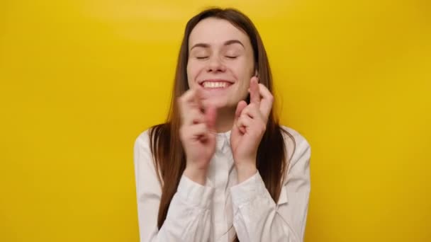 Θετική Νεαρή Γυναίκα Κλειστά Μάτια Κρατήσει Δάχτυλά Του Σταυρωμένα Ελπίδες — Αρχείο Βίντεο