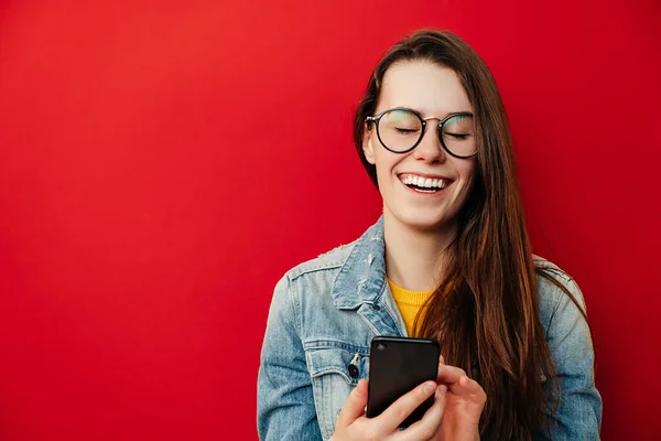 Retrato Mujer Joven Feliz Gafas Riendo Usando Aplicaciones Teléfonos Inteligentes —  Fotos de Stock