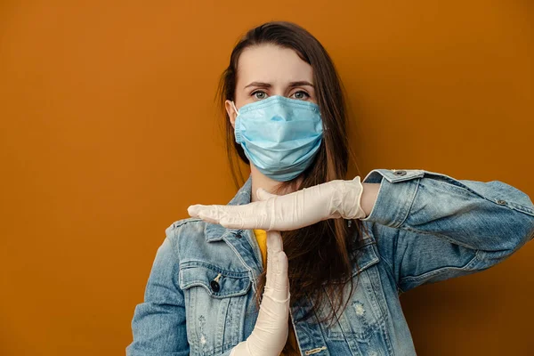 Portret Niezadowolonej Kobiety Sterylnych Rękawiczkach Masek Medycznych Pokazuje Gest Czasowy — Zdjęcie stockowe