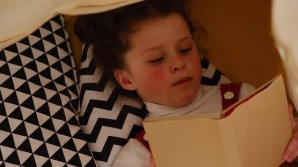 Вид Зверху Мила Розумна Маленька Дівчинка Грає Сама Читаючи Історію — стокове відео