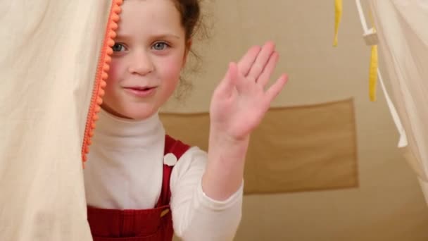 Gelukkig Schattig Kind Meisje Zwaaien Hand Kijken Naar Camera Praten — Stockvideo