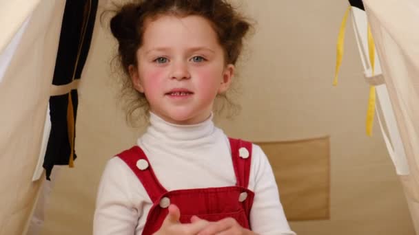 Zbliżenie Cute Szczęśliwy Mały Blogger Dziewczyna Rozmawia Aparatem Fotograficznym Licząc — Wideo stockowe