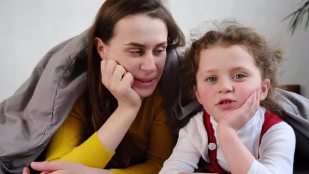 Glada Unga Mor Och Söta Lilla Barn Unge Dotter Liggande — Stockvideo