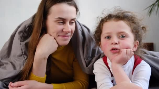 Szczęśliwa Mama Małe Dziecko Córka Leżące Łóżku Pokryte Kocem Rozmowy — Wideo stockowe