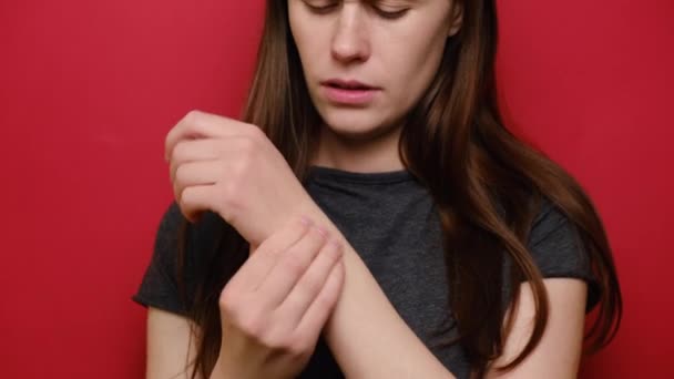 손이나 손목의 통증으로 고통받는 여성의 배경에 고립된 손목을 만지는 소녀는 — 비디오